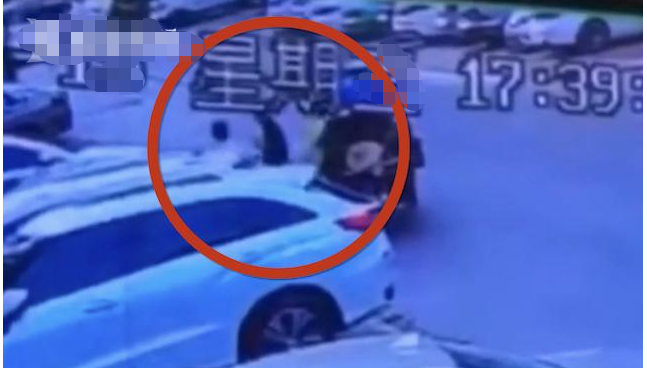 话晴空|90后快递员见义勇为被砍两刀：我身后有孩子，不能退