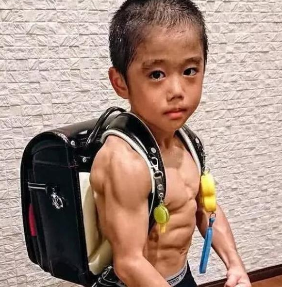 為瞭變成李小龍，三歲開始練肌肉，現在已經開始拍戲瞭-圖5
