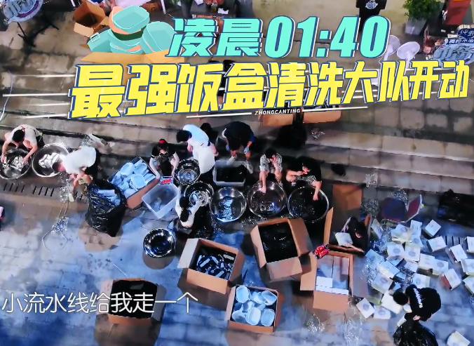 杨超越|杨超越干活累倒在垃圾堆，当镜头扫过赵丽颖，对比太明显了