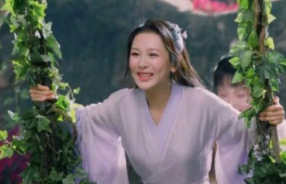 「古天乐」为啥杨紫拍戏荡秋千只露上半身？看到全景后的画面，网友：扎心了！