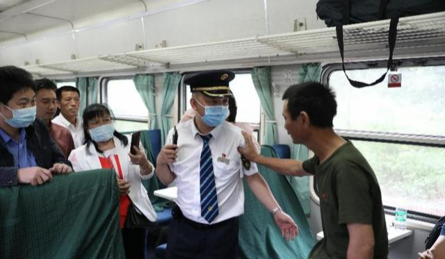 「暴雨」因暴雨被困列车上二十多小时，K9084列车上的众生相