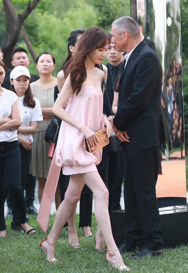 [周星驰]唐嫣生下宝宝后状态如何？嫩粉色花苞裙显骨感，罗晋宠出蜜桃少女