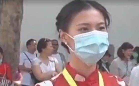 |25岁美女班主任火了!买5套旗袍亲自陪考,网友:我承认我酸了