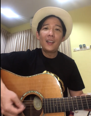 「」他凭《桃花朵朵开》红遍全国，满口獠牙被妻子抛弃，借钱拔牙后成男神