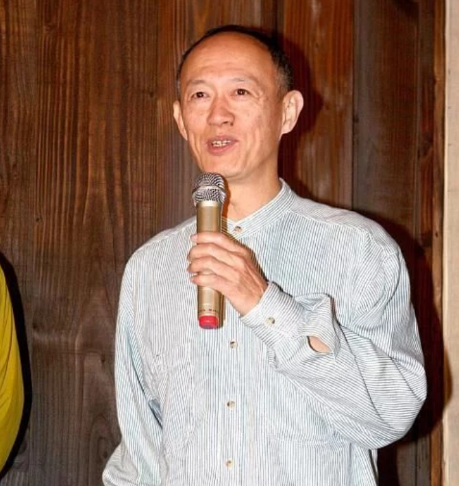 #金士杰#标榜“不婚主义者”的他，却在57岁娶小25岁学生，为了奶粉钱不断接烂片