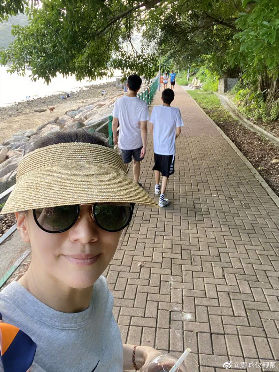 袁咏仪|袁咏仪晒家人散步照，13岁魔童身高喜人，这腿是真实存在的吗？