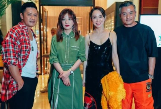 赵薇@当43岁赵薇撞上49岁范文芳，才知道“砸钱”保养与天然美的差别