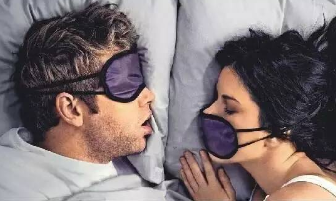 「口臭」为什么口臭的人，自己一点也闻不到臭？为什么会出现口臭呢？