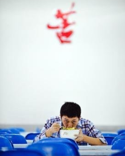 『』高考成绩不理想?选择复读会忍受一年的巨大心理压力?选择上大学重新开始?那学校的选择要作考虑!