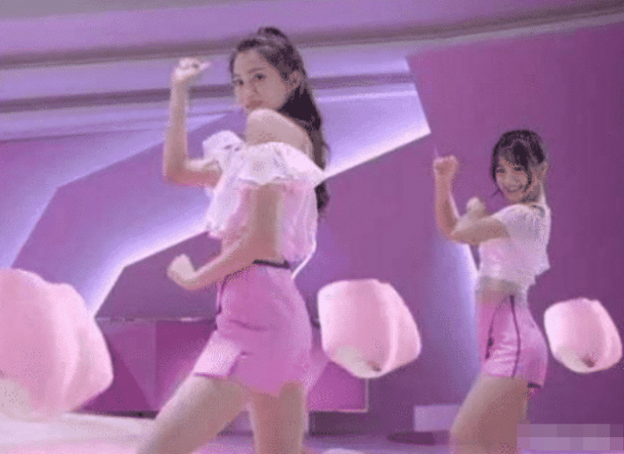 关晓彤|关晓彤拍“卫生棉”广告未P图曝光，看到照片后，网友：原来鹿晗好这口