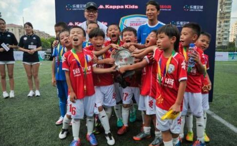 『董路』董路称给天才足球小将联系恒大，恒大同意签约，但违约金一个亿