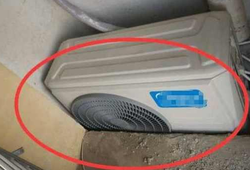 「」老师傅说：空调外机不要这样挂墙，难怪我家没用几个月就坏了