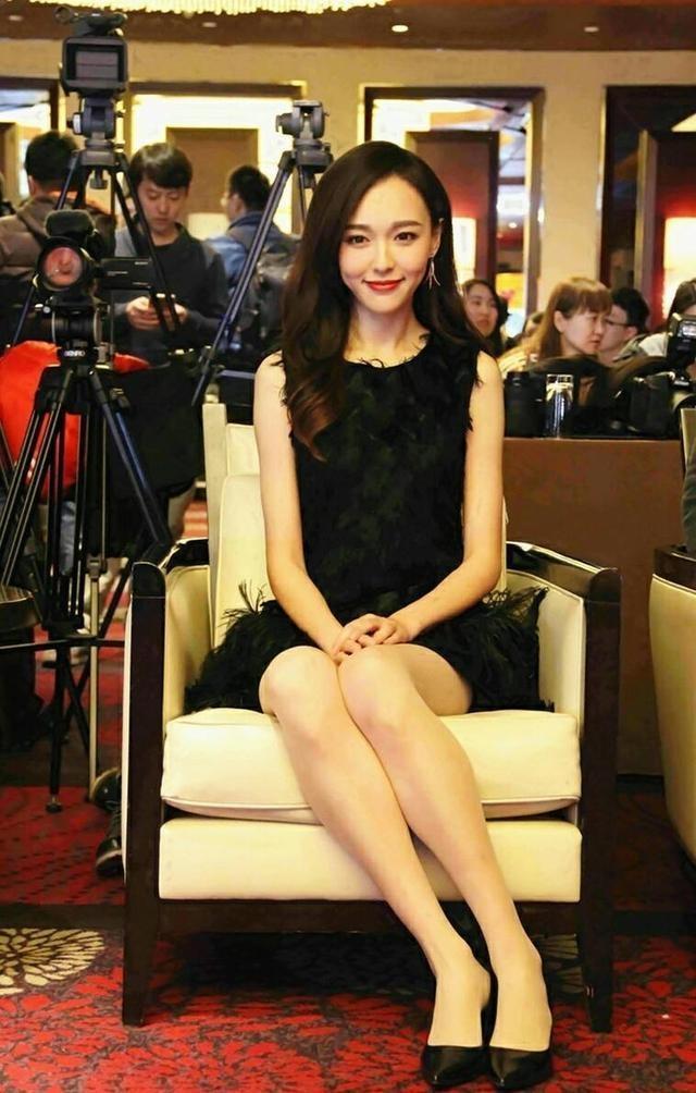赵丽颖|女明星们的坐姿: 唐嫣高贵, 王丽坤像仙女, 赵丽颖才是亮点