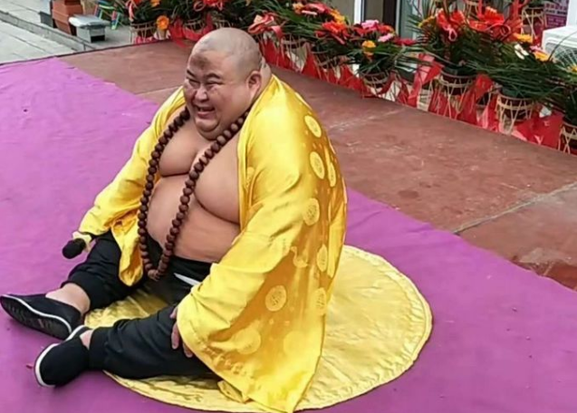 颜夕趣史|小伙因长相酷似弥勒佛,被富婆看上带回家“供养”,后来怎样