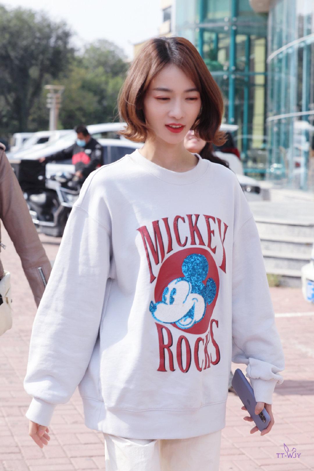 吴谨言|吴谨言换公主卷发，穿米奇卫衣配直筒裤清新又甜美，少女感满满