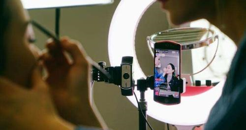 笔记本|电商直播产业链现状:七成从业者月入不过万,半数人考虑转行