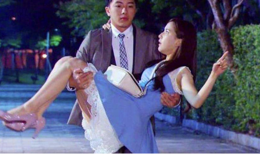 公主抱■为啥电视剧里的“公主抱”那么轻松？当看到全身照后，原谅我笑出了猪叫声！