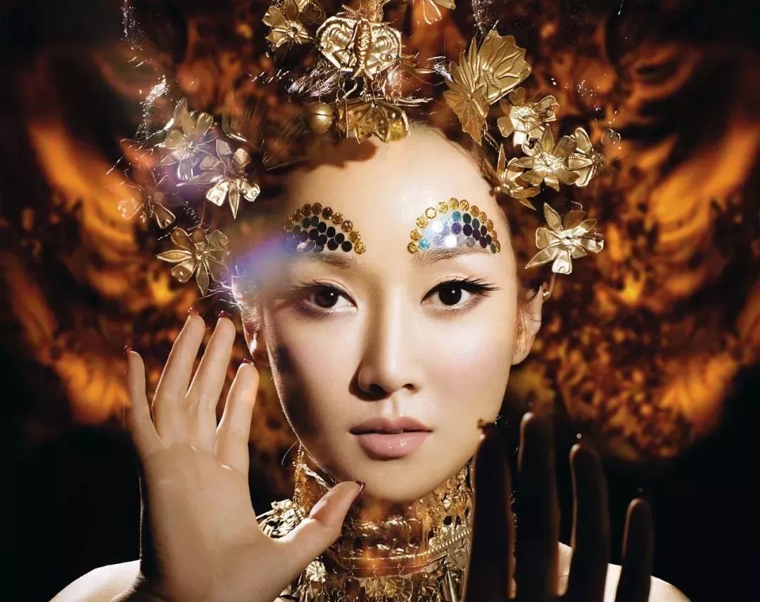 萨顶顶|曾四登春晚洋相百出，与丈夫认识90分钟就结婚，后37岁仍美如当初