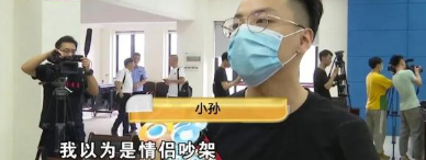 「桐庐」姑娘车内被男子持刀劫持，临危不乱，小伙见义勇为踹走歹徒！