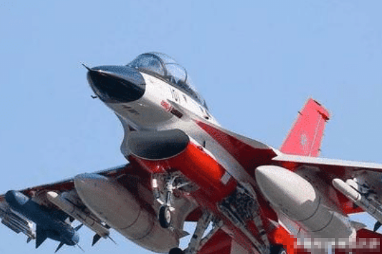 空军|战斗机每次出门都爱扔副油箱,为什么空军不派人去捡回来?