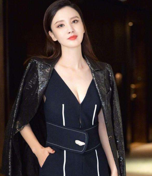 [张萌]有种“丰韵”叫39岁的张萌，皮肤嫩到能掐出水，真替男演员捏把汗