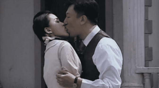 「吻戏」演员拍吻戏为何都只有上半身?当镜头下移那刻,你就全明白了!