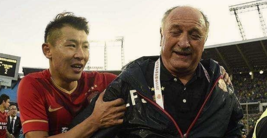 「斯科拉里」于汉超恩师也失业了！频繁示好却无人要，已无暇顾及爱徒