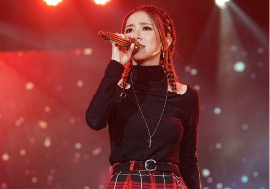 ：邓紫自己写歌自己唱歌，听她的歌曲，好像是在坐过山车