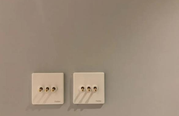 |装修时，开关插座要买好的吗？工长说：现在贪便宜，使用时就后悔