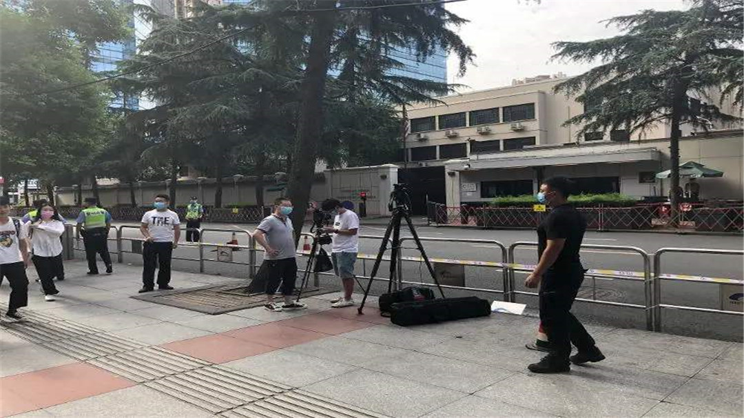 美国|“我们都支持中方！”美强闯领馆后，多国挺身而出：白宫“犯罪”坐实！