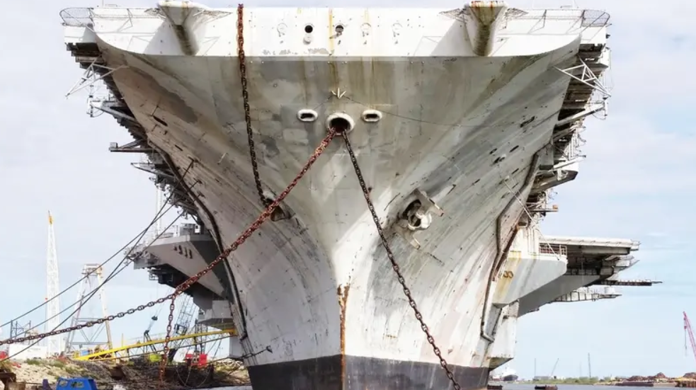 「飞机」中国花3000万买破航母，钢厂准备拿来炼钢，专家却发现一绝密装备