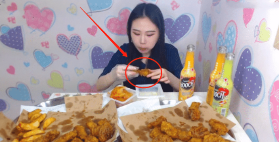 「小姐姐」大胃王吃50个“鸡腿”，刚要下口却穿帮了，网友：我能吃100个！