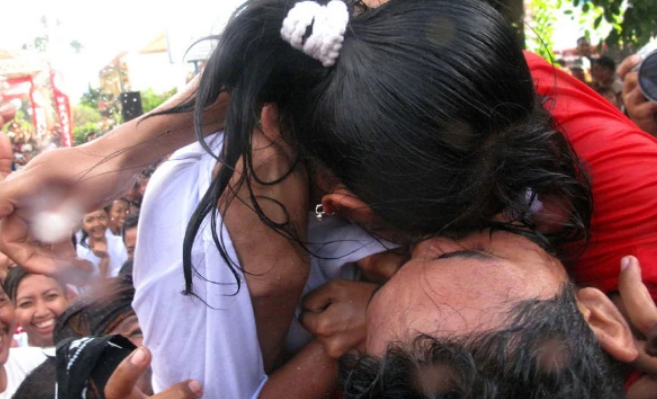 「巴厘岛」巴厘岛的“啵啵节”，女性就算被“啵”也不能拒绝！网友：我也想去！