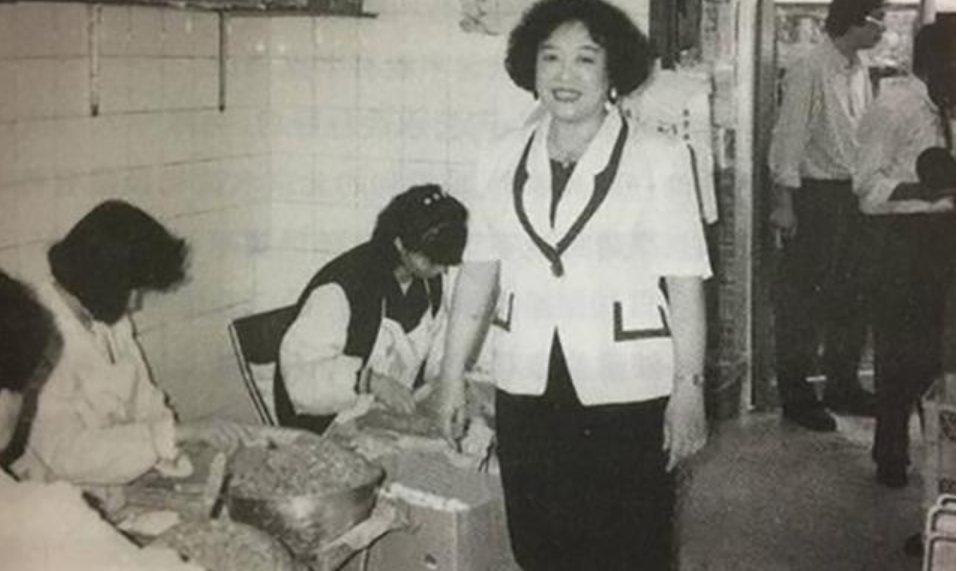 颜夕趣史|因生不出男孩被丈夫抛弃,她奔赴香港闯荡,靠卖饺子获利十几亿