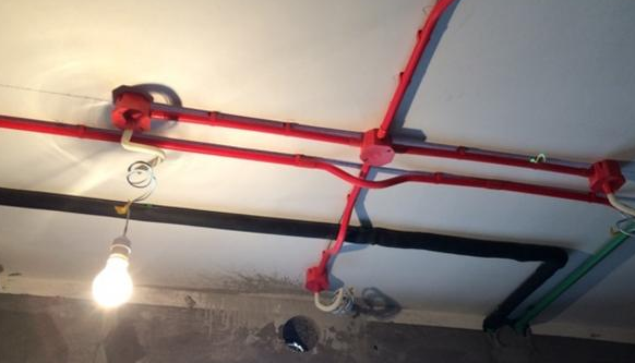 「」装修时电工这样给我家装电线,入住半月家电全毁,就因这一原因