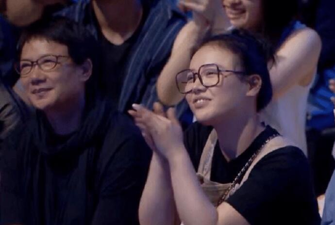 马思纯|女星卸妆后变路人，32岁马思纯素颜在观众席，胖到认不出