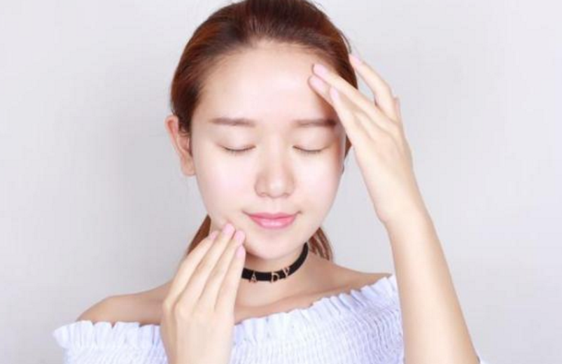连衣裙|刚洗完脸就抹“精华液”？难怪效果不佳还伤肤，教你涂精华的正确方法