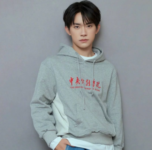 「王源」昔日“三小只”差距巨大，一位差点成影帝，一位资源却越来越差，直线下滑！