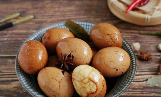 茶叶蛋|茶叶蛋很多人都爱吃，早餐必备，鲜香美味，浓浓的蛋的清香与茶香，紧紧的融合在一起