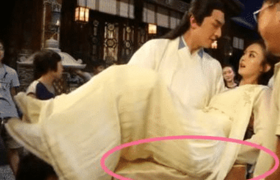 电视剧@为啥电视剧“公主抱”一点不累? 当看到下半身后, 原谅我笑趴下了！