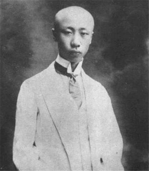 齐国|溥仪娶了五位妻子，为何没有留下子嗣？你看小时候宫女对他做了啥