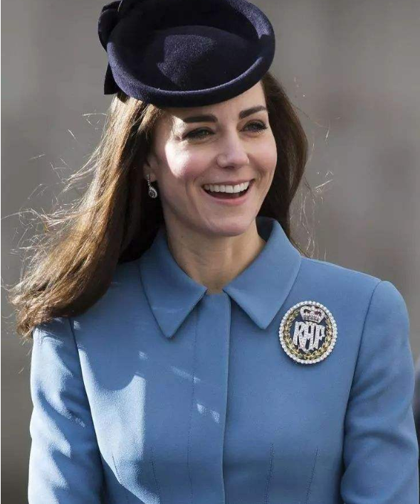 凯特王妃|38岁凯特王妃为3兄妹做发型，手艺还相当精湛