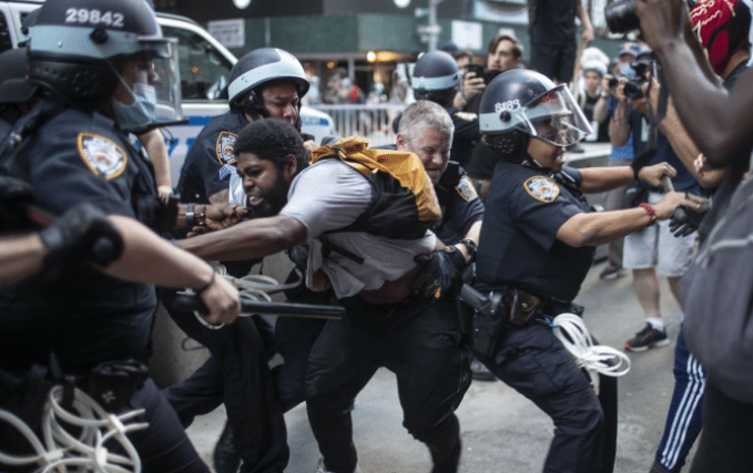 『特朗普』惨烈！特朗普到地下掩体“逃命”！193人被杀害，示威者已失控