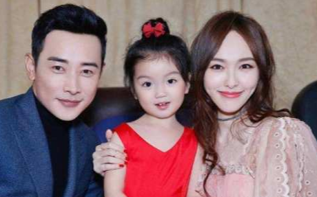 #夏家三千金#还记得当年最火的《夏家三千金》吗?大姐变网红,二姐晒娃,三姐最幸福