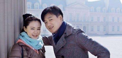 「佟大为」他娶了自己的女老师，8年生下了两女一男，如今39岁成这样！