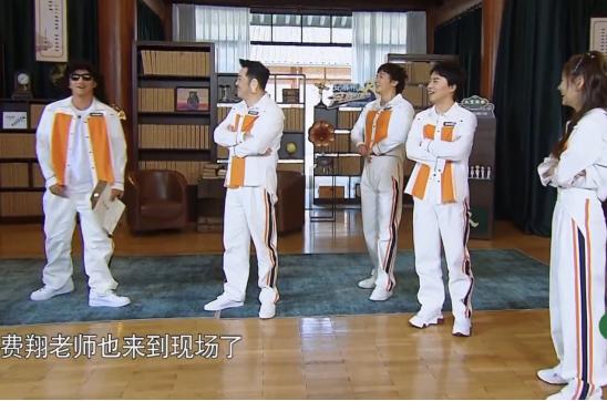 「关晓彤」《奔跑吧》关晓彤被排挤太明显，baby全程不理会，婚纱装扮也巨丑！