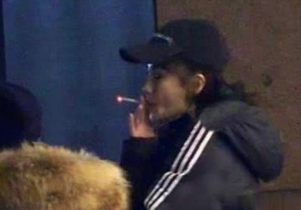 「Angelababy」女明星片场休息都干嘛?吴谨言接吻,杨颖抽烟,看到赵丽颖:输了输了
