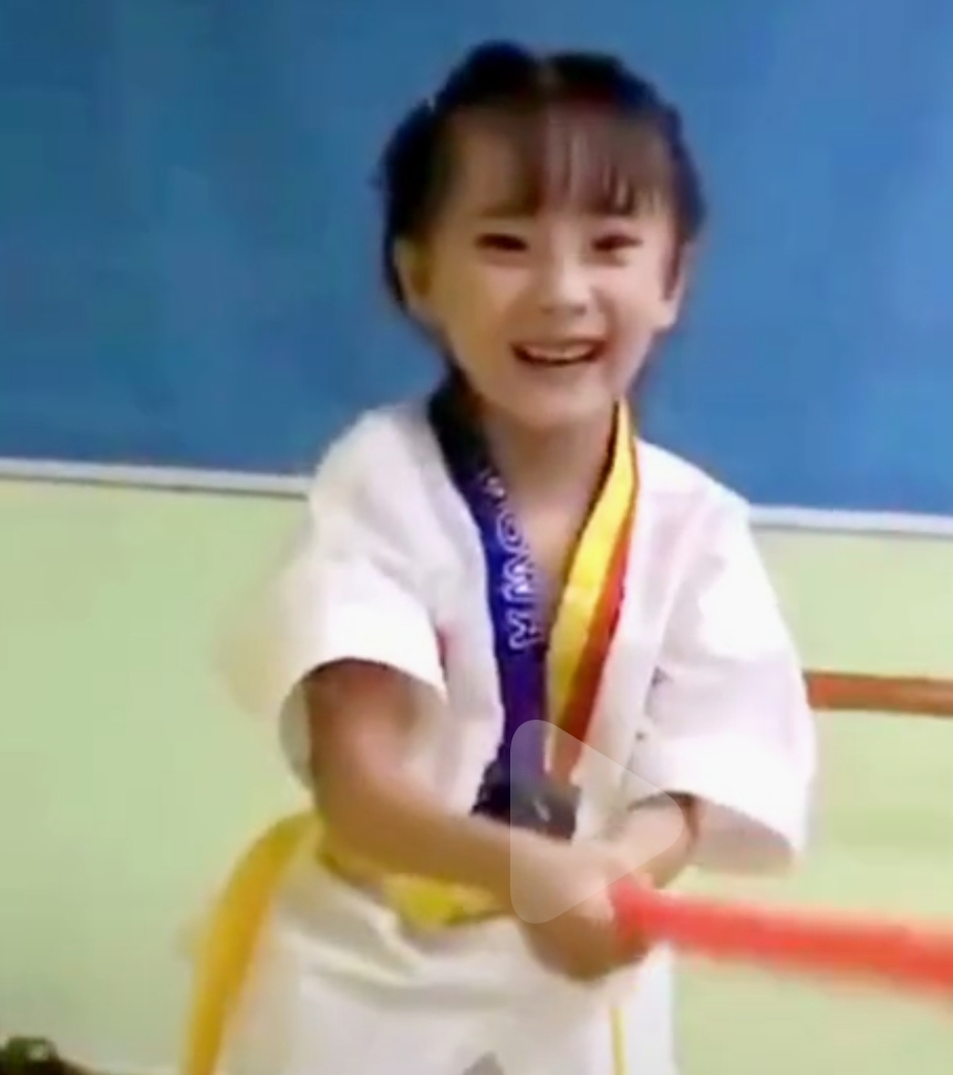 『黄磊』杨幂女儿小糯米正面照疑似曝光,身穿跆拳道服,长相简直一模一样