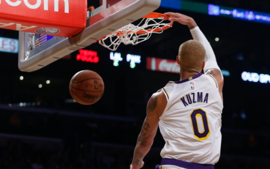 库兹马|库兹马生日快乐！詹姆斯送祝福，白癜风超模女友包机拉横幅表白