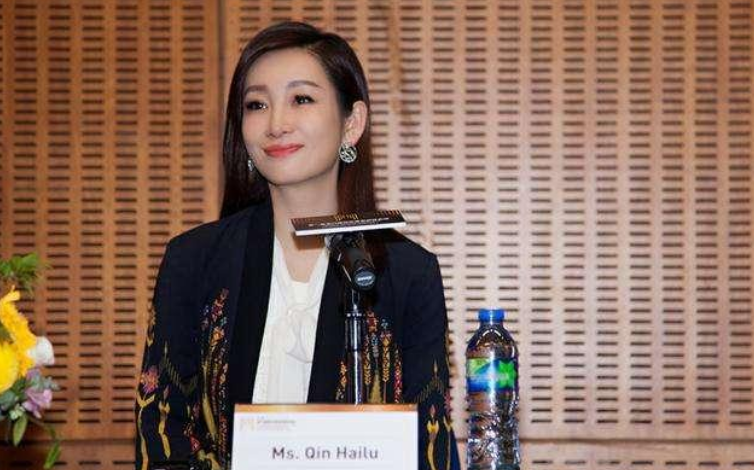#秦海璐#她片酬曾高达上亿，如今年过40与丈夫恩爱有加，但儿子却不认她